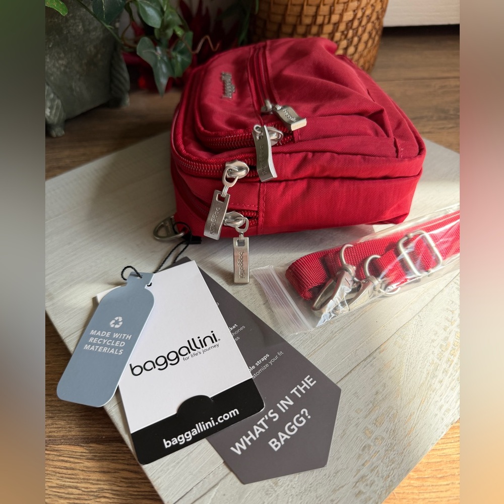 Baggallini Apple Red Triple Zip Bagg Convertible Crossbody - Water Resistant - Picture 3 of 9